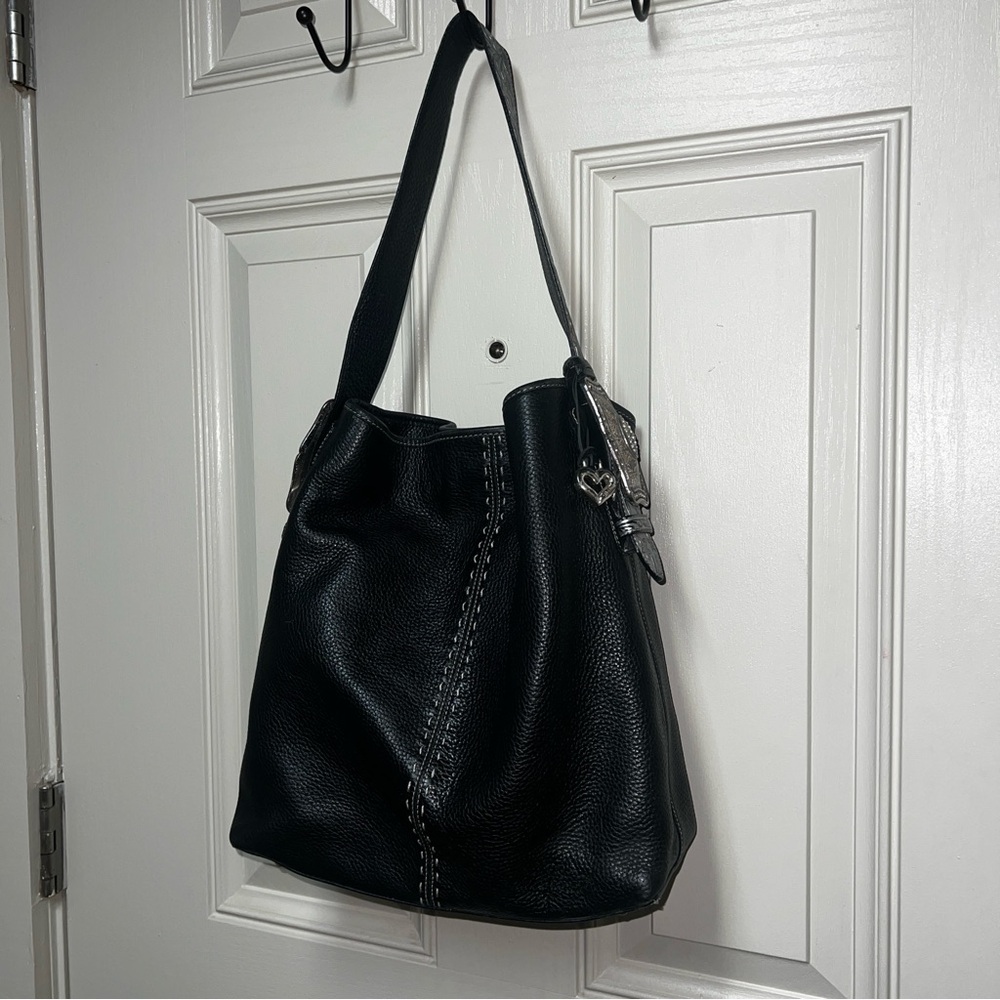 BRIGHTON JEWELED CONCHO
BLACK SILVER EMBOSSED
ACCENTS SHOULDER BAG LG